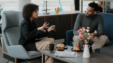 smartments-frankfurt-city-east-living-lobby-2-gaeste-unterhalten-sich