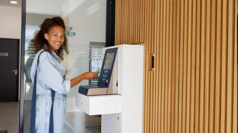 smartments-wien-heiligenstadt-gast-am-check-in-kiosk.webp.bv